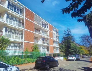 A luxurious 3 Bedroom 1.5 Bathroom For Rent In Parktown