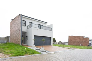 Modern Elegance in Secure Gated Living:Contemporary 3-Bedroom Duplex in Langberg Ridge, Kraaifontein