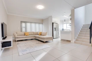 Modern Elegance in Secure Gated Living:Contemporary 3-Bedroom Duplex in Langberg Ridge, Kraaifontein