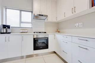 Modern Elegance in Secure Gated Living:Contemporary 3-Bedroom Duplex in Langberg Ridge, Kraaifontein