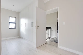 Modern Elegance in Secure Gated Living:Contemporary 3-Bedroom Duplex in Langberg Ridge, Kraaifontein