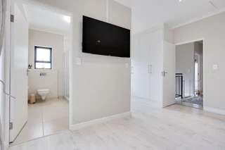 Modern Elegance in Secure Gated Living:Contemporary 3-Bedroom Duplex in Langberg Ridge, Kraaifontein