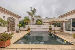 Elegant Family Retreat with Luxurious Amenities and Modern Comforts