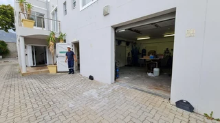 Warehouse with office to Let in Westlake.