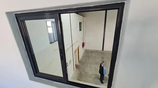 A top mini double volume Warehouse in 24 Hour boom access Business Park