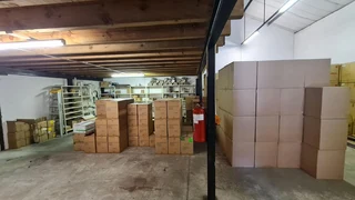 Neat Warehouse to Let in Prime Park Southern Suburbs.