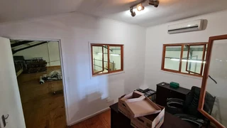 Stunning Warehouse to Let in Prime Park Southern Suburbs.