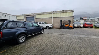 Industrial unit to Let in Retreat.