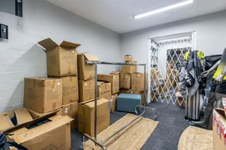 Combined units, A grade warehouse &amp; office 200amps in secure park.