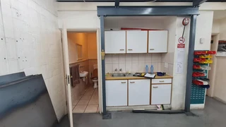 220m2 factory  to let in popular secure business park in Southern Suburbs