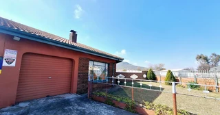 CUTE AND COSY FACEBRICK HOME WITH POOL