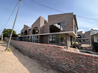 Commercial property to let on Circular Drive