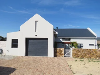 Gorgeous 3 bedroom house to rent in Maremmana Estate, Botrivier with stunning views and ample space