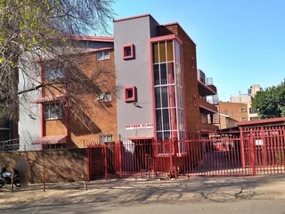 TOWNHOUSE FOR SALE IN SUNNYSIDE.