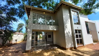 Spacious 3 Bedroom 3.5 Bathroom House For Sale in Sunningdale