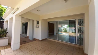 Spacious 3 Bedroom 3.5 Bathroom House For Sale in Sunningdale