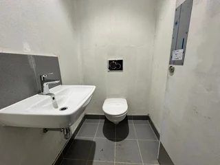 Spacious Retail Outlet To Let In Cornubia