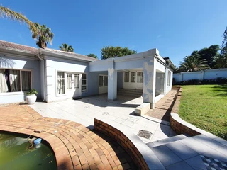 Walking Distance to Mall of Africa