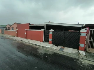 House with 2 flatlets for sale in Ekuphumleni
