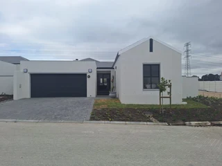 Your family home await !