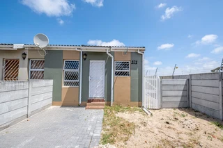 This delightful and tidy two-bedroom residence is situated in a friendly neighborhood.
