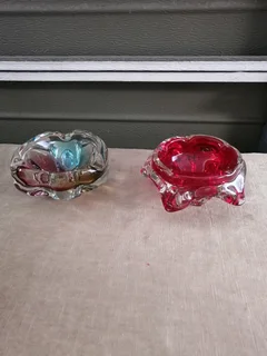 2 Vintage glass ashtrays