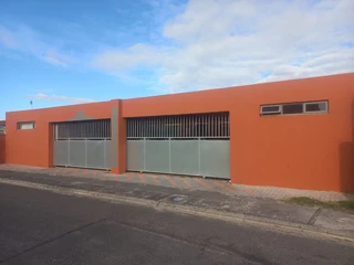 3 Bedroom home with 3 separate entrances!!