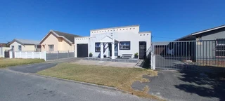 Three bedroomed home for sale Montegu&#39;s Gift, Grassy Park