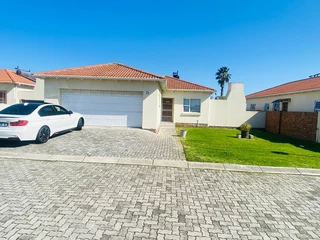 Stunning &amp; Secure Townhouse for Sale in Parsonsvlei