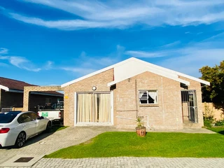 Neat 3 Bedroom Townhouse for Sale In Parsons Vlei