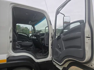 2015-- ISUZU FSR800 AMT DROPSIDE BODY TRUCK- AA4212