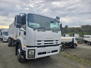 2016- Isuzu Ftr850 Compactor Truck- Aa4175