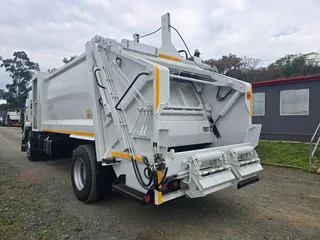 2016- ISUZU FTR850 COMPACTOR TRUCK- AA4175