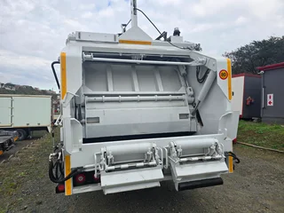 2016- ISUZU FTR850 COMPACTOR TRUCK- AA4175