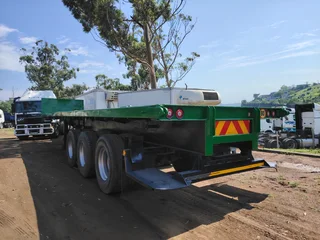1988- HENRED FRUEHAUF FLATDECK TRAILER- T625