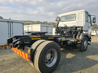 2004- NISSAN UD290 TRUCK TRACTOR- T479