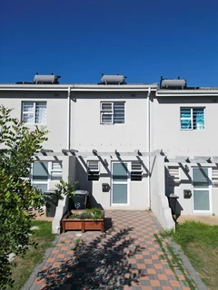 Charming 2 Bedroom Town House in Bardale Village