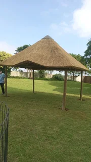 Thatch roof Installer