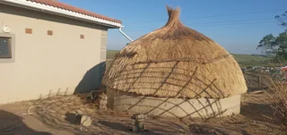 Thatch roof Installer