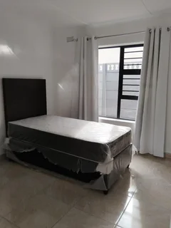 STUDENT OR YOUNG PROFESSIONAL ACCOMMODATION FROM R7 800pm PER PERSON.