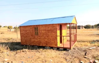 Log homes and Wendy houses for sale