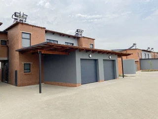 3 Bed 2.5 Bath Family Home in Secure Complex