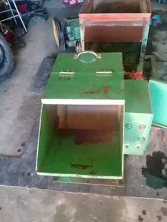 Plastic granulating machine