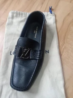 LOUIS VUITTON MEN&#39;S LEATHER LOAFERS