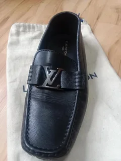 LOUIS VUITTON MEN&#39;S LEATHER LOAFERS
