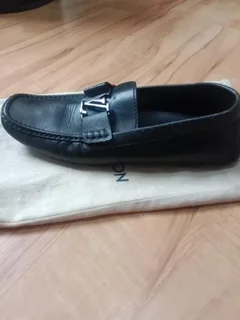 LOUIS VUITTON MEN&#39;S LEATHER LOAFERS