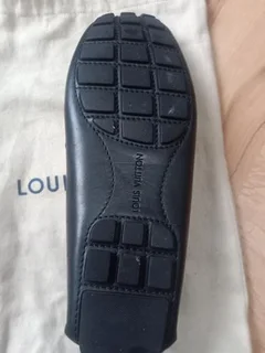 LOUIS VUITTON MEN&#39;S LEATHER LOAFERS
