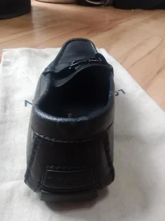 LOUIS VUITTON MEN&#39;S LEATHER LOAFERS