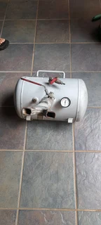 Tyre bead seating tool