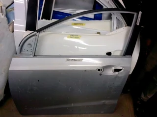 Am selling hundai i10grand left side front door